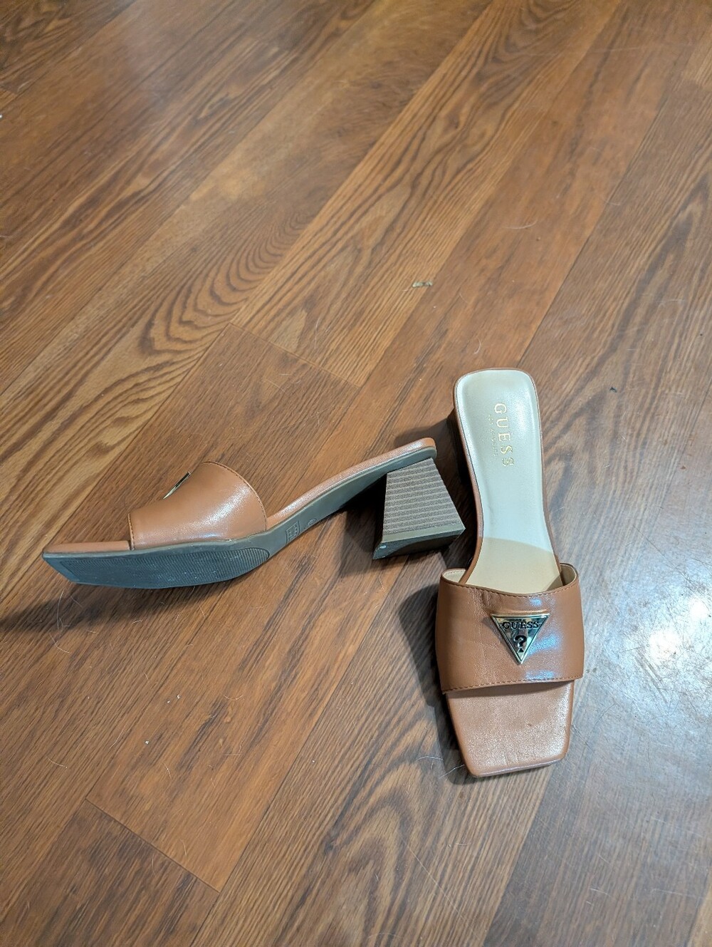 Guess Tan Square Toe Block Heel Mule Sandals Logo Plaque Size 9.5 - Picture 3 of 4